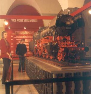 Nürnberg. Eingangshalle des Verkehrsmuseums mit Personenzug-Dampflokomotive