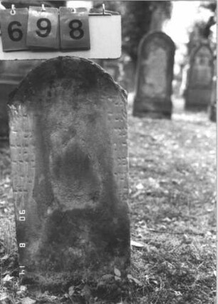 Grabstein 698 (Index: 99788439) Material: Sandstein Zustand: sehr stark verwittert mit fast vollständigem Textverlust Maße HxBxT: 68x32x11 cm: Grabstein 698