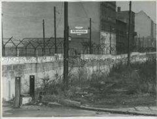 Berliner Mauer an der Wilhelmstraße Nähe Potsdamer Platz (von Westen aus gesehen)