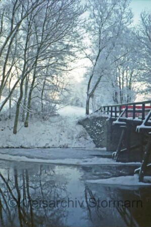 Nütschau: Schloßstraße / Nütschauer Weg: Donnerbrücke über die Trave: im Winter: Seitenansicht