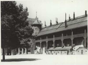 Ostpreußen. Königsberg. Ansicht der Hofseite des Nordflügels mit Eingang zum historischen Weinlokal "Blutgericht" des Königsberger Schlosses. In der Bildmitte der Lidelauturm