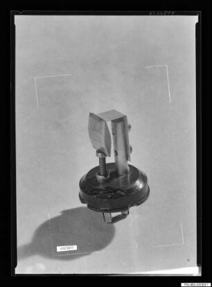 Quarz-Doppelkeil in der Halterung; Foto 1963