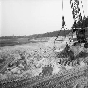 Oher Tannen: Kiesabbau: Blick in Kiesgrube: vorn rechts Bagger beim Ausheben von Sand: hinten links renaturiertes Gelände mit Anpflanzung von Laubbäumen: dahinter Tannenwald