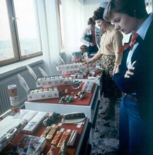 Ausstellungsraum eines Lübecker Marzipan-Produzenten mit vielfältigen Marzipan-Produkten