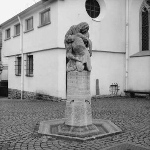 Denkmalbrunnen; Eltville, Kirchstraße (Martinsthal) 25