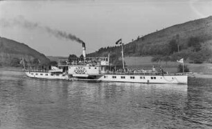 Personen-Seitenraddampfer "Bastei" (1896, Blasewitz) in Fahrt stromauf. Aufnahme im Böhmischen Mittelgebirge