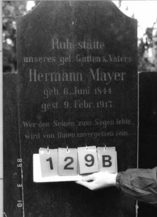 Grabstein 129 (Index: 100093828) Maße HxBxT: 177x95x29 cm Symbolik: (Leviten-)Kanne, Verzierungen: Grabstein 129B