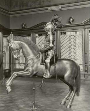 Gebläuter Kinderharnisch für Herzog Johann Georg I.