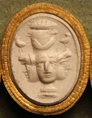 Deckelgefäß mit Maskendekor (Daktyliothek, Zweites Historisches Tausend)