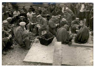Fotos aus dem Kriegsgefangenenlager Puchheim: Nr. 3 - Kartoffelschälen