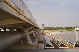 Hansjakob, Gottfried; Wien - Donau (AT); Donauinsel und Donaukraftwerk Freudenau - Donaukraftwerk Freudenau, Staustufe, Außenansicht mit Radarturm