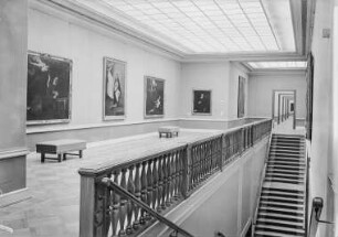 Gemäldegalerie, zweites Obergeschoss, Mittelraum (Raum 209) mit Treppenaufgang