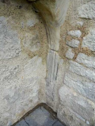 Haueda-(Evangelische Kirche) - Kirchturm im Süden-Erdgeschoß-alter Eingang - Gewände Ost mit Wetzrillen im Werkstein (Symbolische Entschärfung der Dolche)