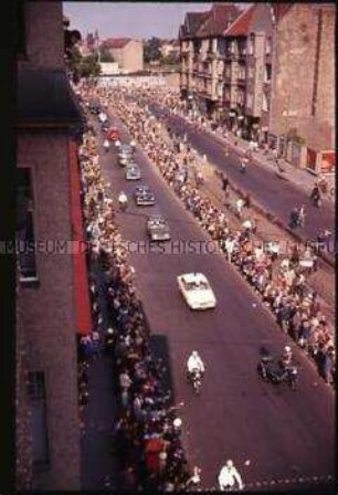 Wagenkolonne und Zuschauer am Straßenrand beim Besuch von John F. Kennedy in Berlin 1963