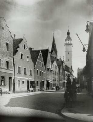 Ingolstadt, Blick über eine Straße : Ingolstadt. Dollstraße. Blick von der Ecke Brunnhausgasse nach Osten zur Unteren Pfarrkirche Sankt Moritz