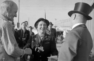 München: Liesl Karlstadt mit Burschen und [Franz] Halmanseger