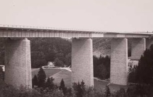 Autobahnbrücke Siebenlehn : Autobahnbrücke Siebenlehn. Blick von Südwesten ins Tal der Freiberger Mulde mit Huthaus Fröhlicher Sonnenblick