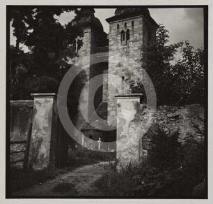 Katholische Kirche und Kirchhofseingang in Würben von SW