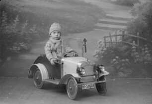 Kind mit Auto