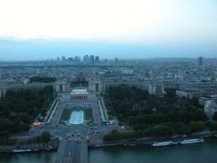 Blick vom Eiffelturm abends Richtung Westen, vorn Palais Chaillot