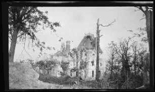 Château de la Bôve (Dep. Aisne, Frankreich): Ansicht des sehr stark beschädigten Schlosses (Distanzaufnahme)
