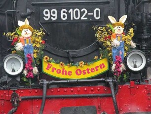 Alexisbad - geschmückte Selketalbahn zu Ostern : Zu Ostern werden Lokomotive und Wagen der Selketalbahn geschmückt, aufgenommen 2005 in Alexisbad