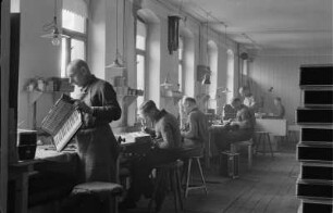 Musikinstrumentenbau Klingenthal : Musikinstrumentenbau Klingenthal. Harmonikabau. Instumentenbauer an ihren Arbeitstischen bei der Herstellung von Akkordeons