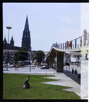 Freiburg: Karlssteg mit Münster, von unten