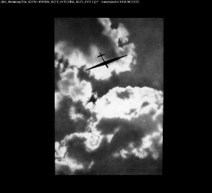 Flugzeug: Segelflugzeug unter Wolken