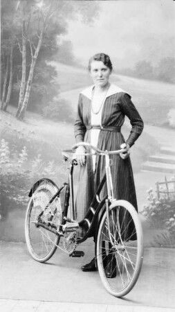 Frau mit Fahrrad