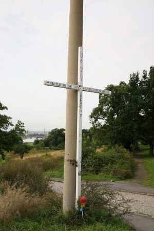 Dresden-Neustadt, Bautzner Straße. Elbufer. "Grabkreuz" für die Kulturstadt Dresden (Protest gegen geplanten Bau der Waldschlösschenbrücke)
