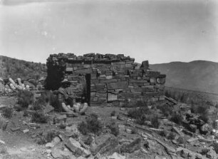 Inka-Ruinen von Condor Huasi : Eine Person neben einer Ruine der Inka-Festung Condor Huasi (Haus des Kondors), vermutlich die heutige Fundstätte El Fuerte.