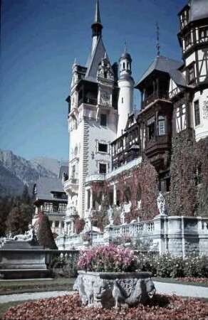 Sinaia: Schloss Peles, Blick auf Schloss, Blumenrondell