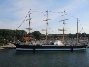 Travemünde - Segelschulschiff : Das Segelschulschiff "Passat" liegt am Kai. Aufgenommen am 7. August 2010 bei der Einfahrt in den Fährhafen von Lübeck-Travemünde