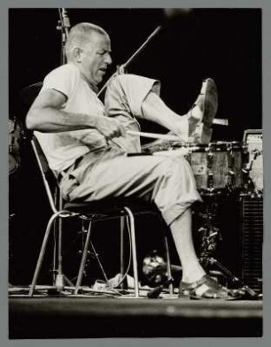 Han Bennink : Portrait des Schlagzeugers Han Bennink bei der Jazzbühne Berlin in der Volksbühne Berlin