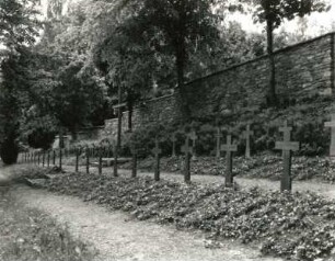 Schwarzenberg. Friedhof. Gedenkkreuze für Gefallene des 2. Weltkrieges. Holz