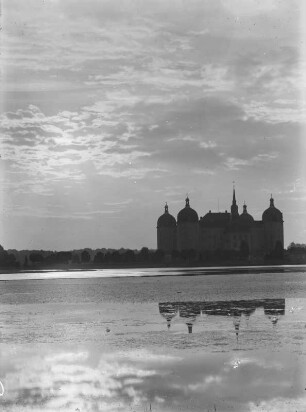 Schloss Moritzburg : Moritzburg. Blick zum Schloss Moritzburg