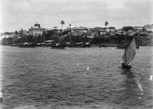 Mombasa vom Meer aus : Blick auf die Stadt Mombasa mit ankernden Schiffen