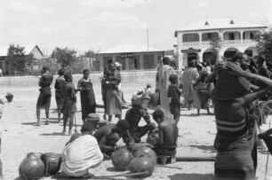 Marktplatz : Männer und Frauen auf dem Marktplatz von Dodoma.