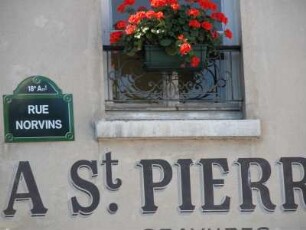 Paris Montmartre, Hausecke mit Blumen
