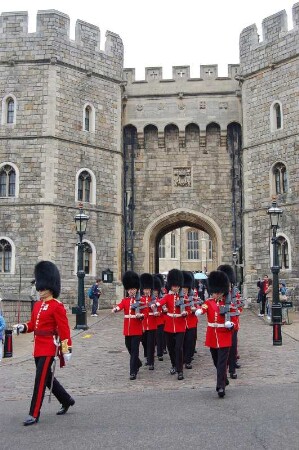 Königliche Garde verlässt Schloss Windsor