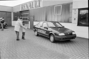 Autohaus Frenkler: Gänseberg: Hof: Vorstellung von neuem Renault 19 Chamade, mit Aufschrift "Testen": Frau und Kind beim Betrachten: dahinter rechts Büro, links Werkstatt: hinten Mann mit Kleinkind