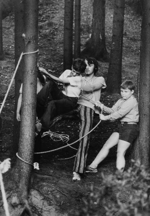Internationales Pionierlager. Kinder beim Spannen von Seilen im Wald