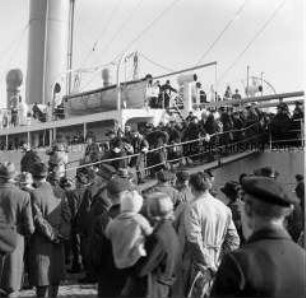 Ankunft von Umsiedlern aus dem Baltikum im Hafen von Stettin
