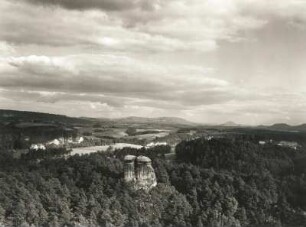 Sächsische Schweiz. Nonne gegen Winterberg und Rosenberg (Růžovský vrch). Blick vom Rauenstein nach Osten