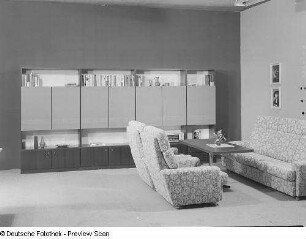 Anbauwand und Sitzgruppe : Zeulenroda, Karl-Marx-Straße 67. Wohnzimmer (1972; Möbelkombinat Zeulenroda-Triebes (ZEUTRIE)). Anbauwand und Sitzgruppe