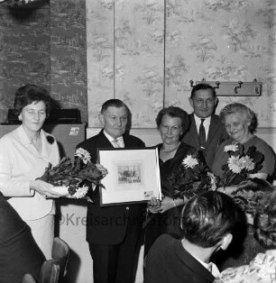 Siedlergemeinschaft Bad Oldesloe im Deutschen Siedlerbund: Hotel "Stadt Kiel": Kleingartensiedlungswettbewerb: Preisverleihung beim Erntedankfest: die Preisträger Hermann Dunz und Frau, Anton Tietz und seine Frau und Margarethe Reuter