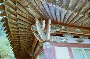 Bemalte Dachkonstruktion vermutlich in einem buddhistischen Tempel