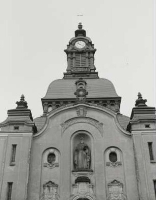Moritzburg. Evangelische Pfarrkirche, Fassade mit der Figur des Apostel Paulus