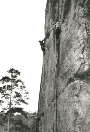 Sächsische Schweiz. Affensteine, Rohnspitze. Seilschaft Karlheinz Gonda und G. Junghans bei der Erstbegehung des Märchentürmer-oder NO-Weges, heute "Dolch". 5.6.1947. Quergang zum Ostriß